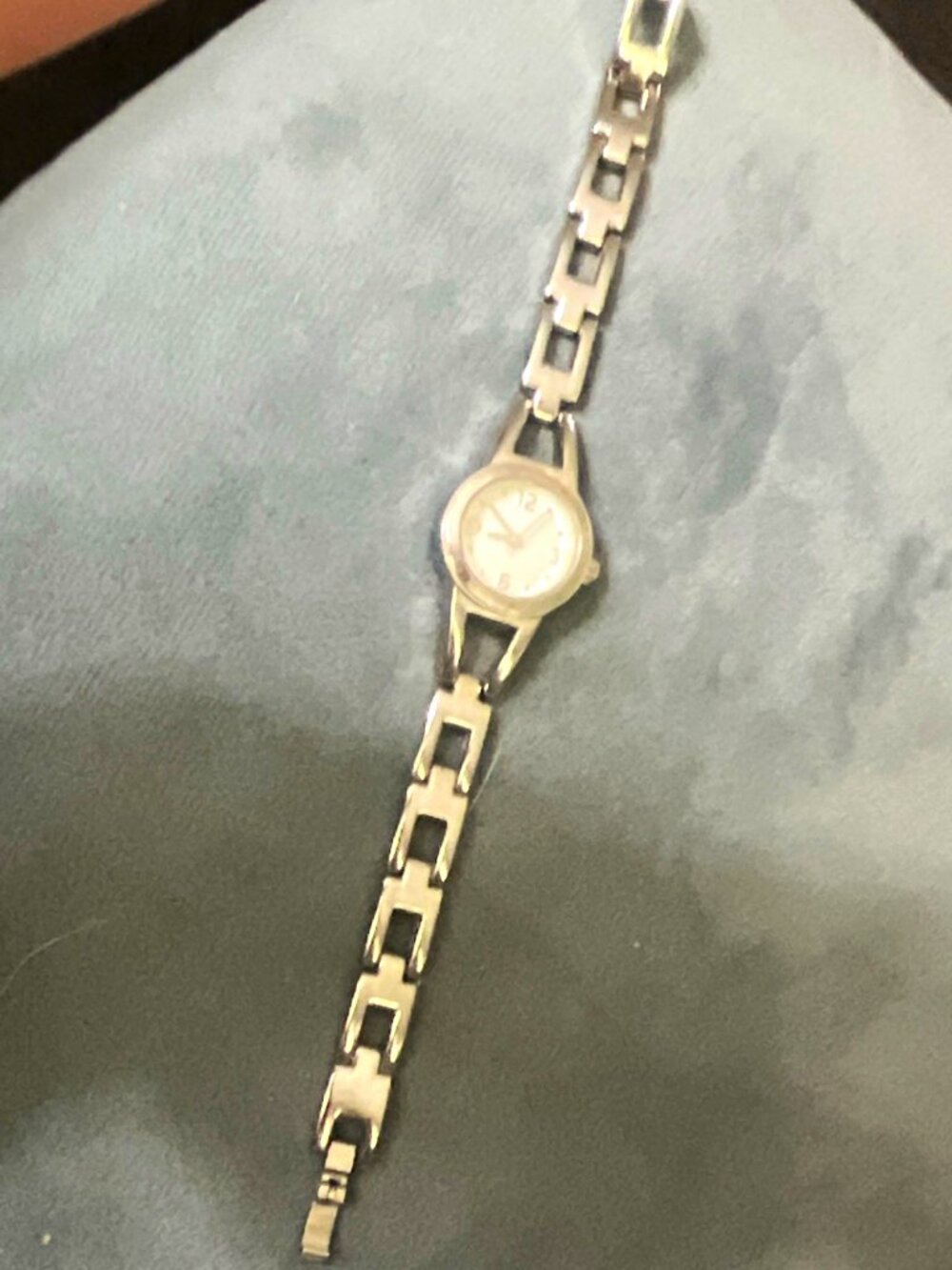 Women's Dress Analog Wristwatch Silver Tone Metal Bracelet White Dial Round.
